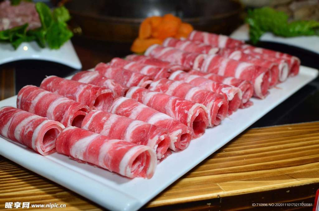 涮火锅新鲜羊肉卷
