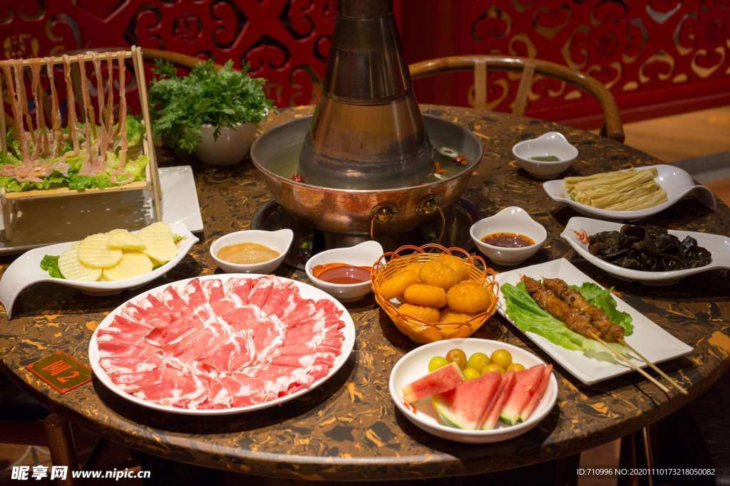 涮火锅新鲜羊肉卷