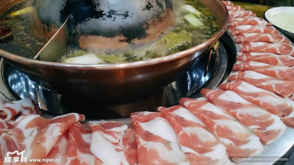 涮火锅新鲜羊肉卷