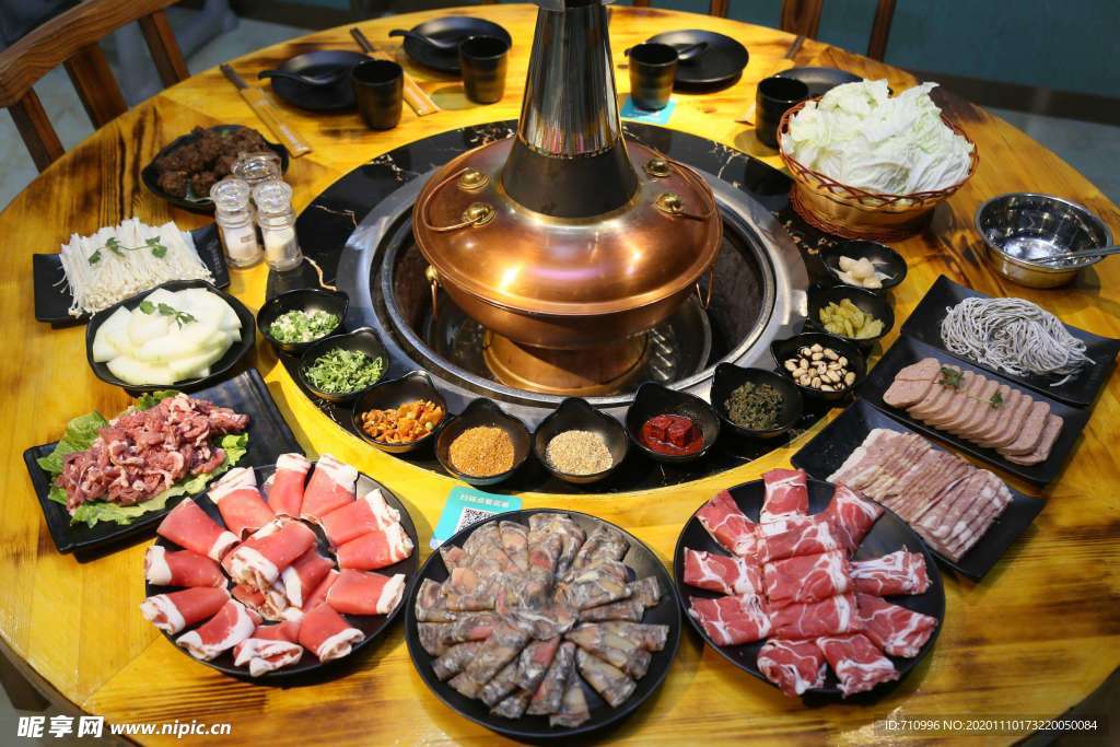 涮火锅新鲜羊肉卷