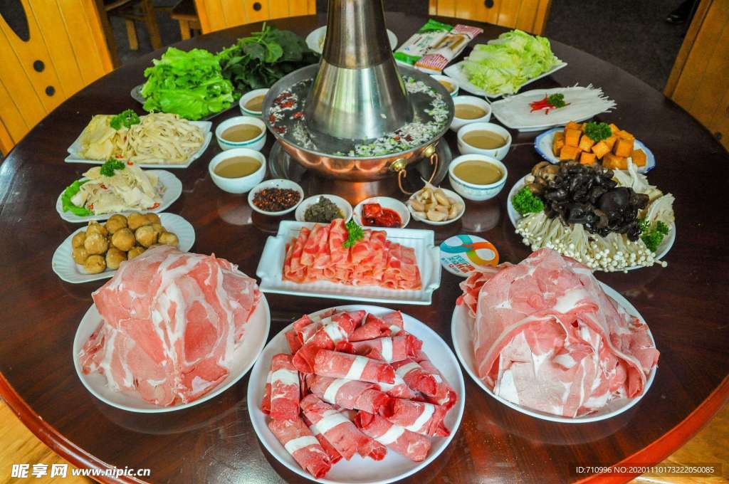 涮火锅新鲜羊肉卷