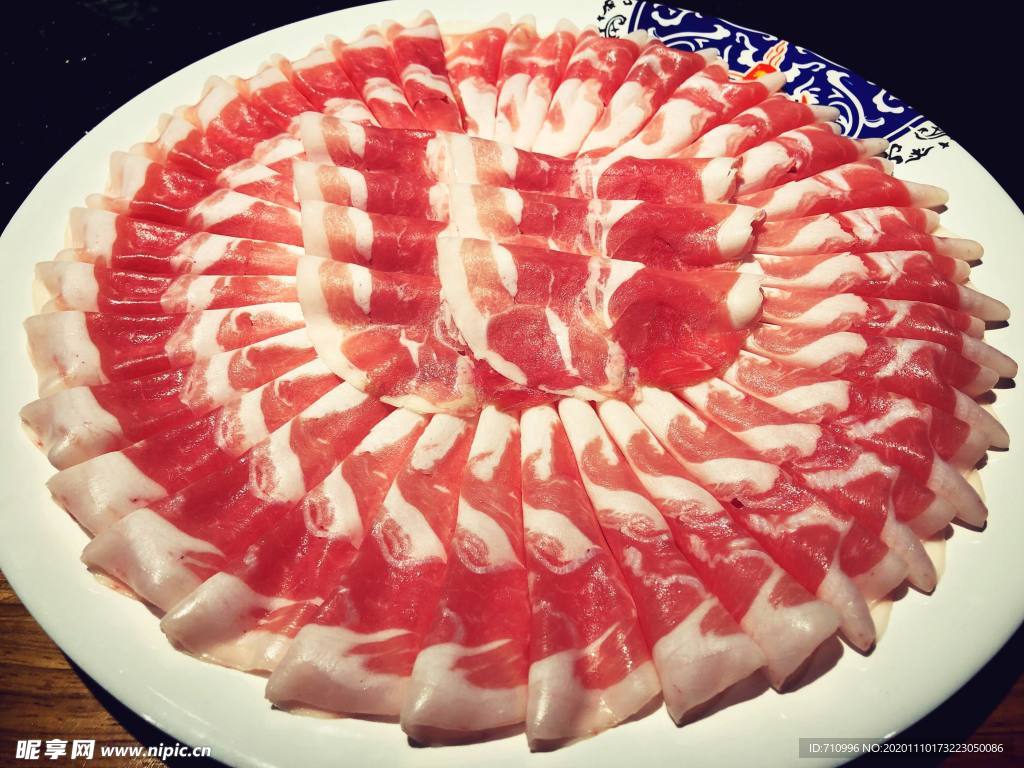 涮火锅新鲜羊肉卷