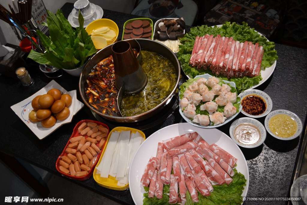 涮火锅新鲜羊肉卷