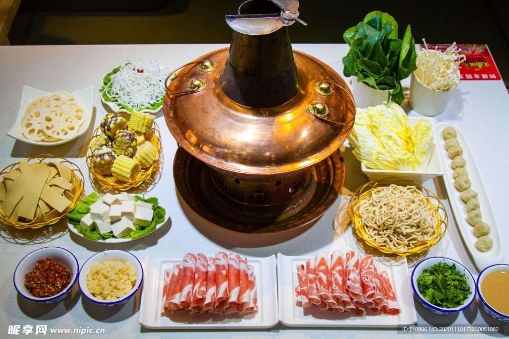 涮火锅新鲜羊肉卷