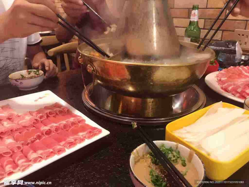 涮火锅新鲜羊肉卷