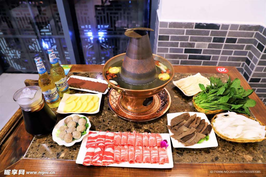 涮火锅新鲜羊肉卷