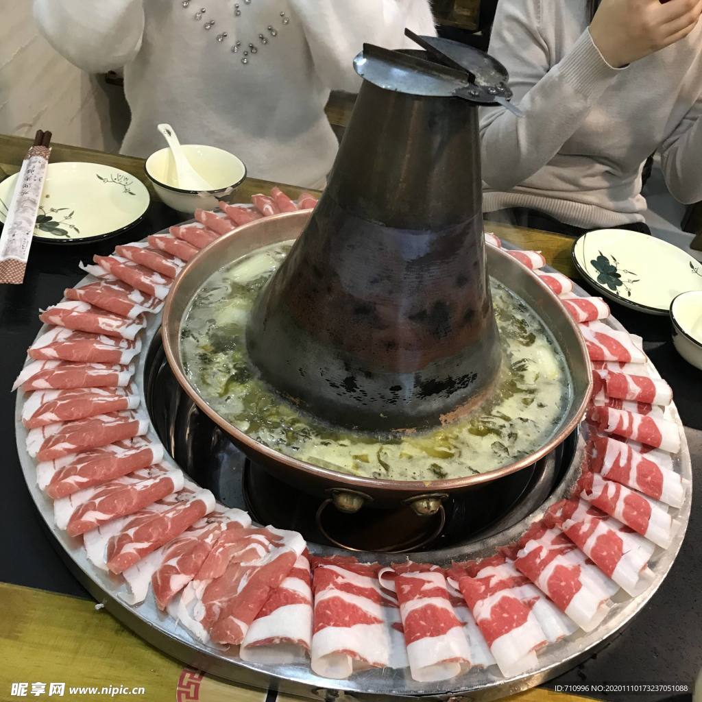 涮火锅新鲜羊肉卷