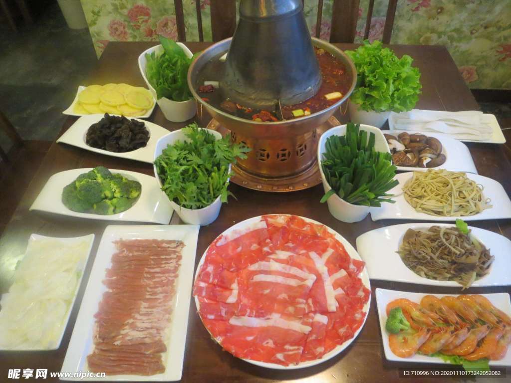 涮火锅新鲜羊肉卷