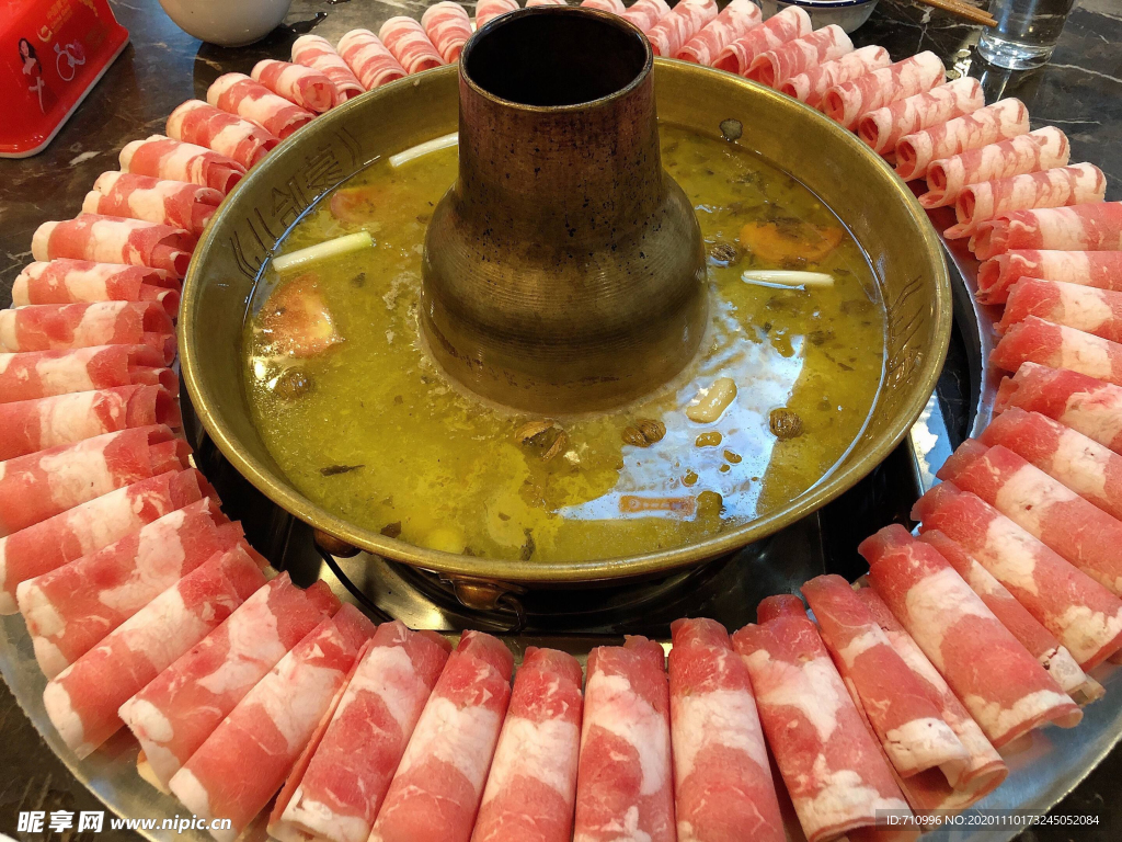 涮火锅新鲜羊肉卷