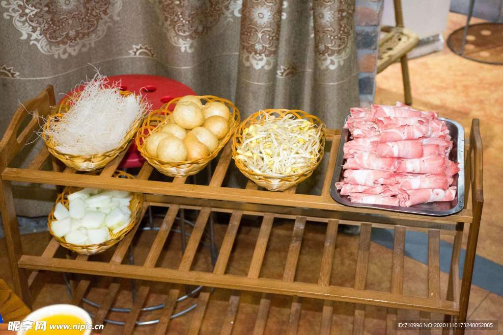 涮火锅新鲜羊肉卷