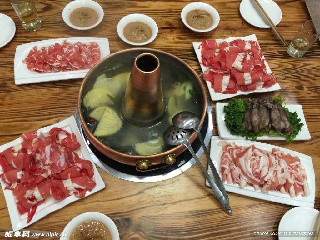 涮火锅新鲜羊肉卷