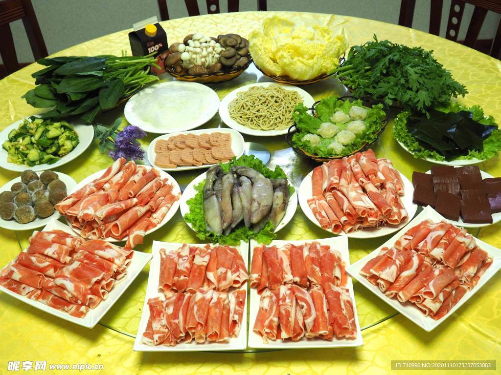 涮火锅新鲜羊肉卷