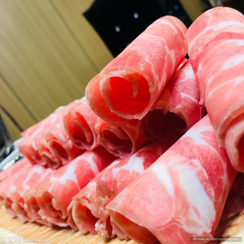 涮火锅新鲜羊肉卷