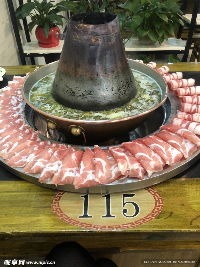 涮火锅新鲜羊肉卷