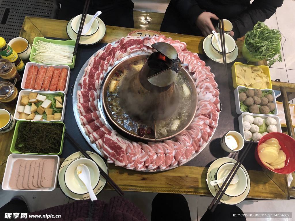 涮火锅新鲜羊肉卷