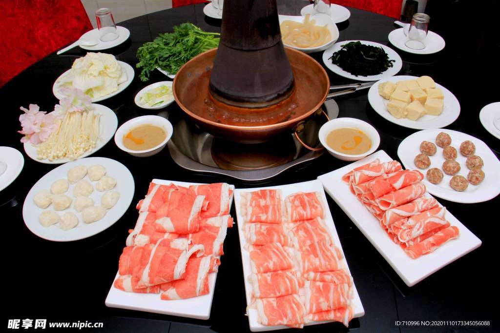 涮火锅新鲜羊肉卷