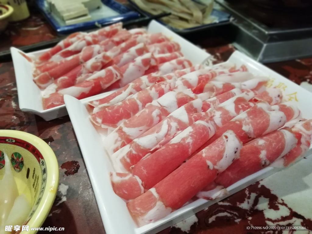 涮火锅新鲜羊肉卷