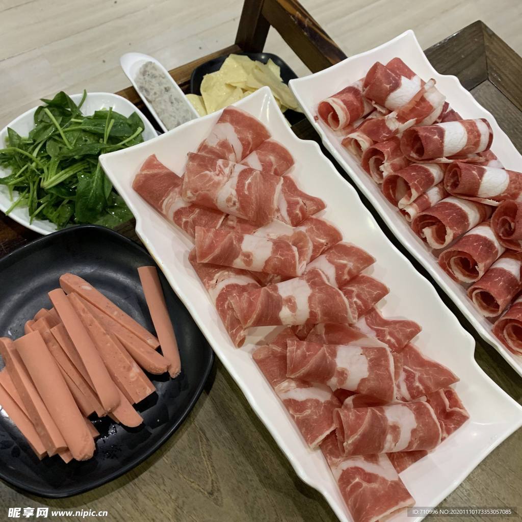 涮火锅新鲜羊肉卷