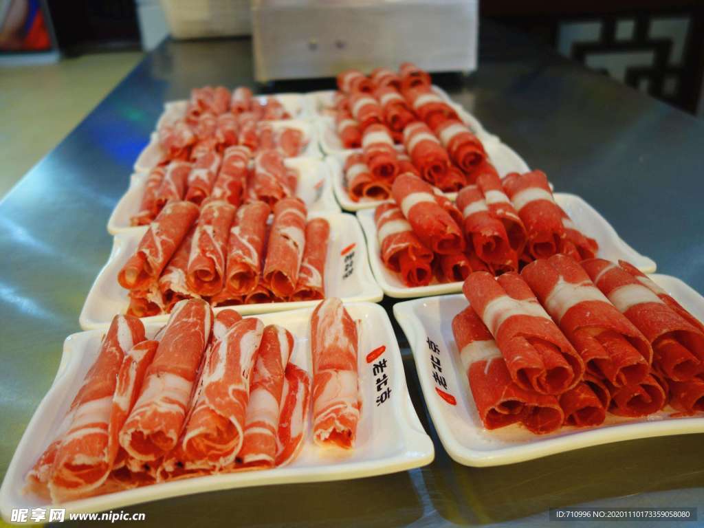 涮火锅新鲜羊肉卷