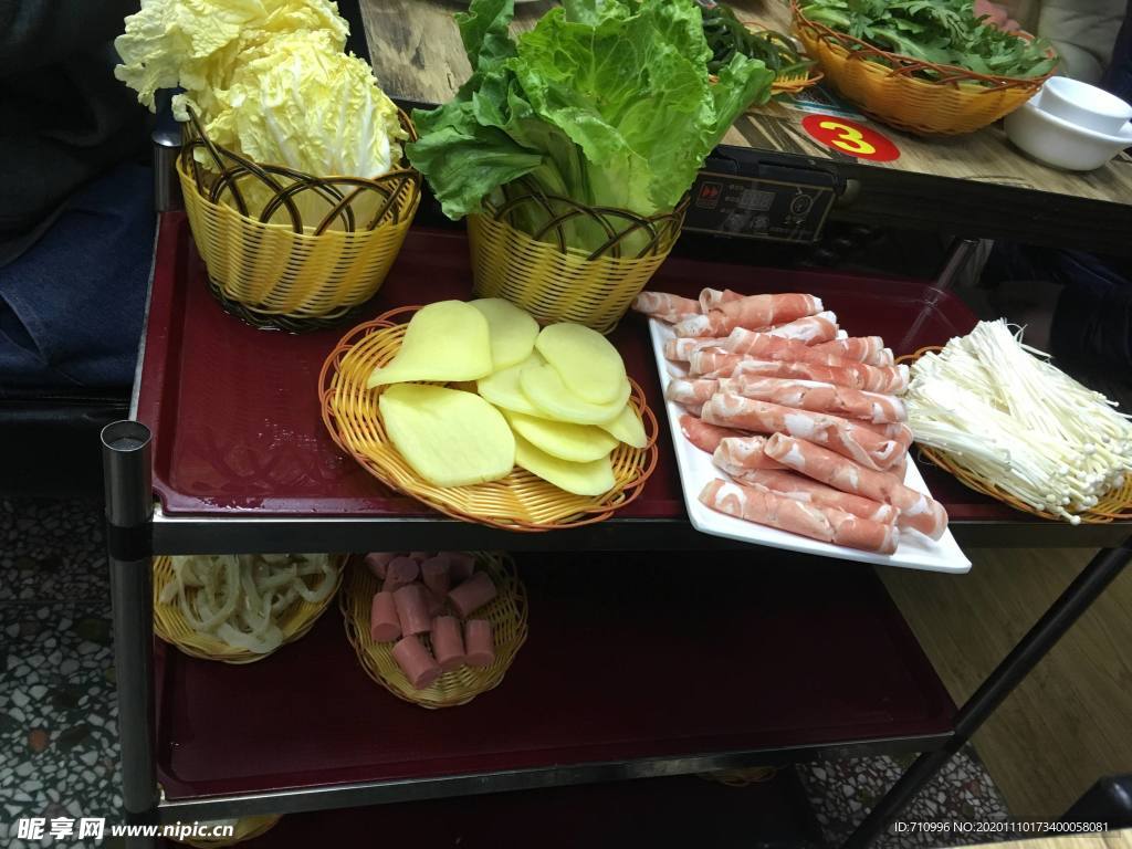 涮火锅新鲜羊肉卷