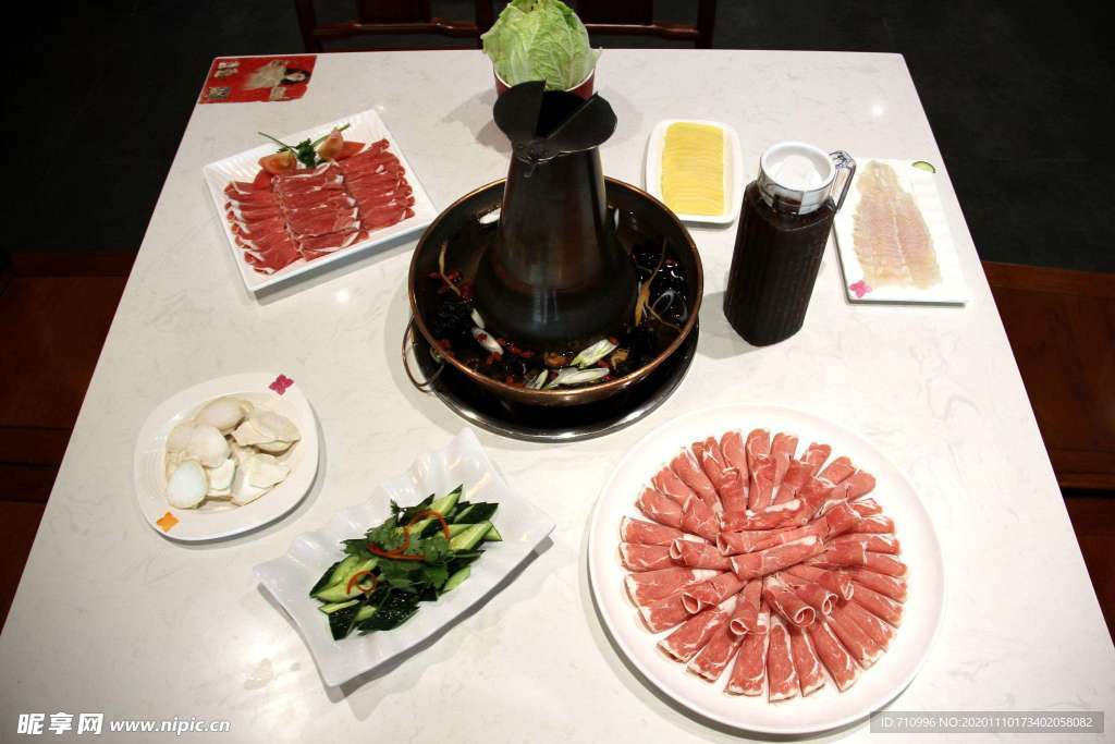 涮火锅新鲜羊肉卷