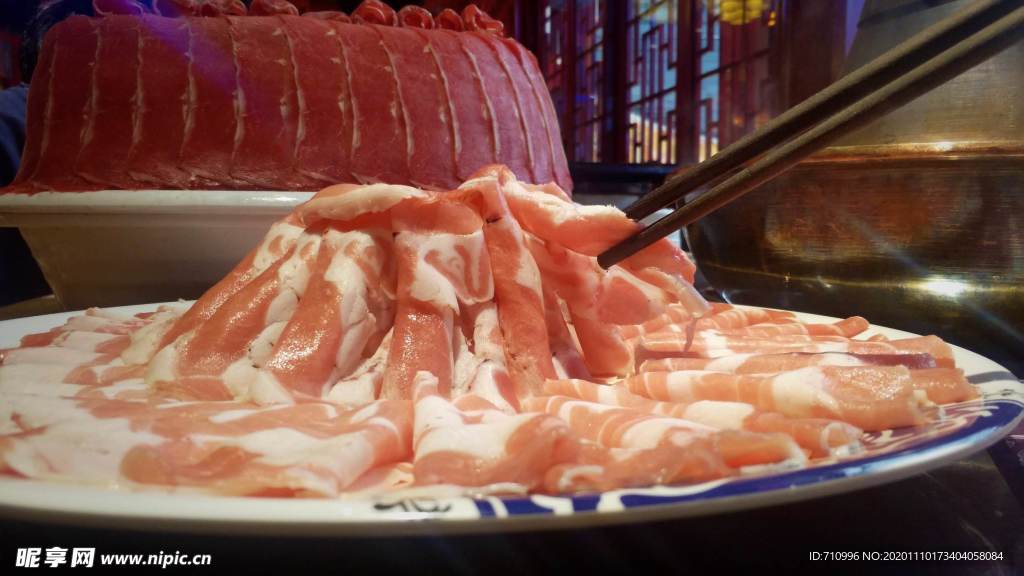 涮火锅新鲜羊肉卷