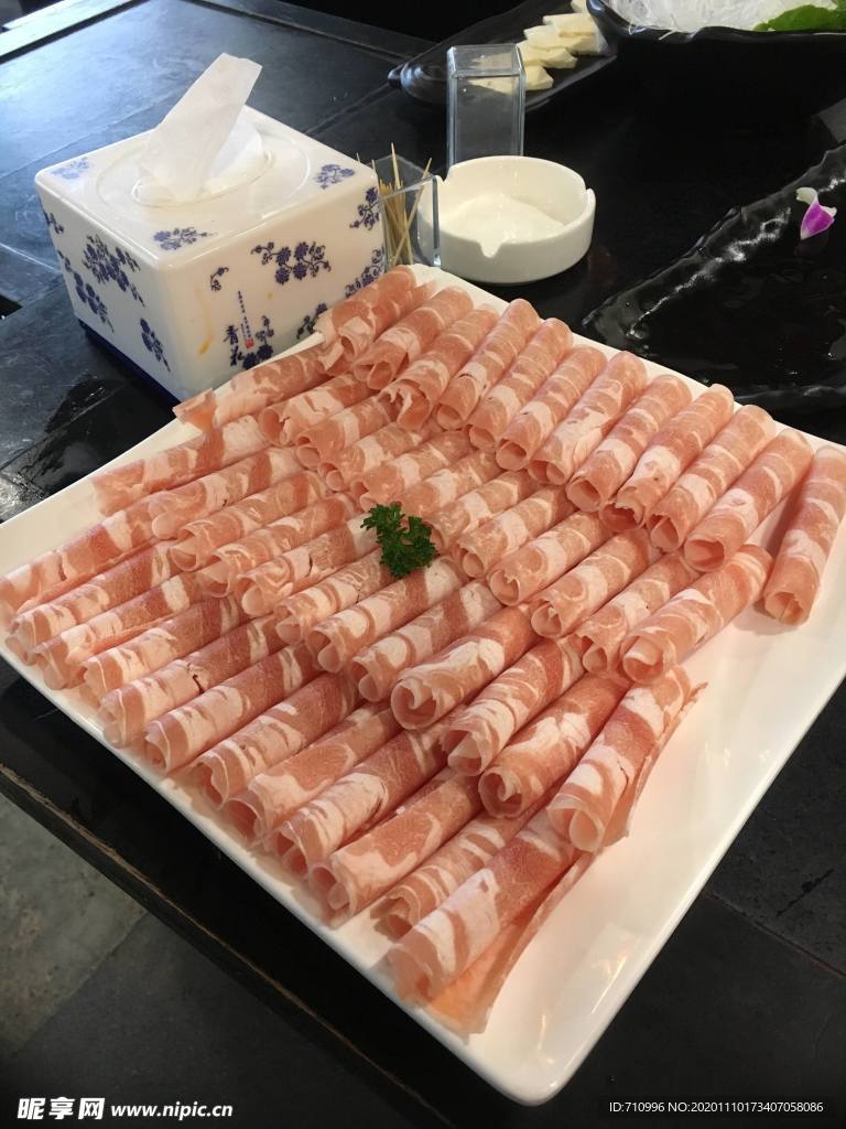 涮火锅新鲜羊肉卷