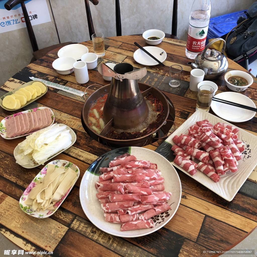 涮火锅新鲜羊肉卷