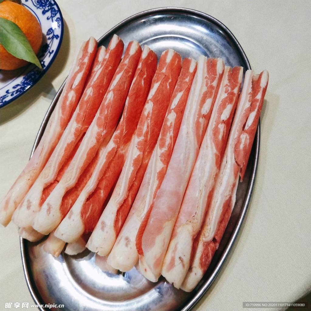 涮火锅新鲜羊肉卷