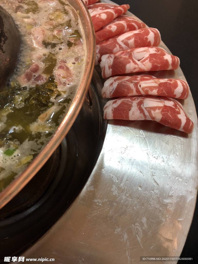 涮火锅新鲜羊肉卷