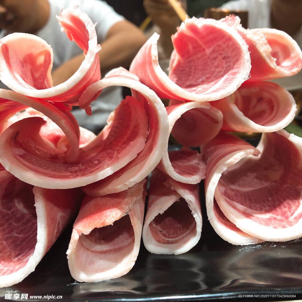 涮火锅新鲜羊肉卷