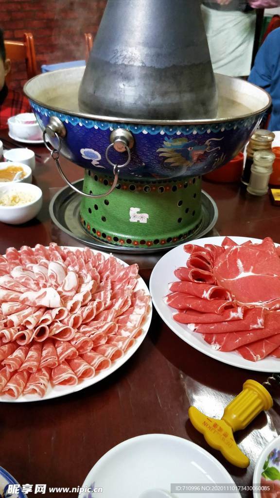 涮火锅新鲜羊肉卷