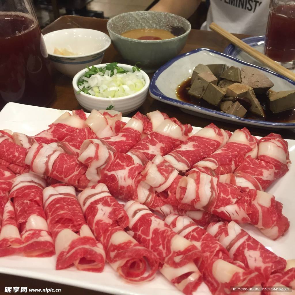 涮火锅新鲜羊肉卷