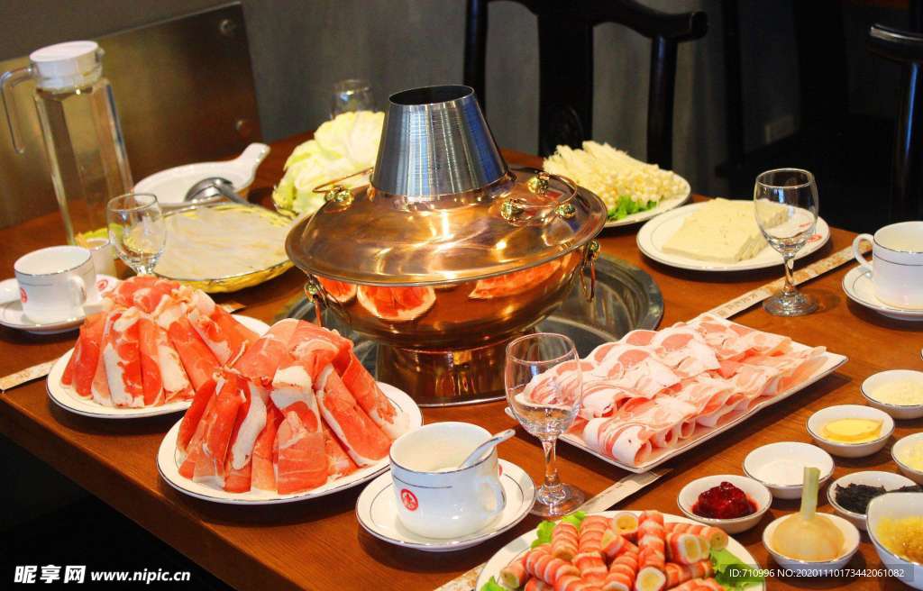 涮火锅新鲜羊肉卷