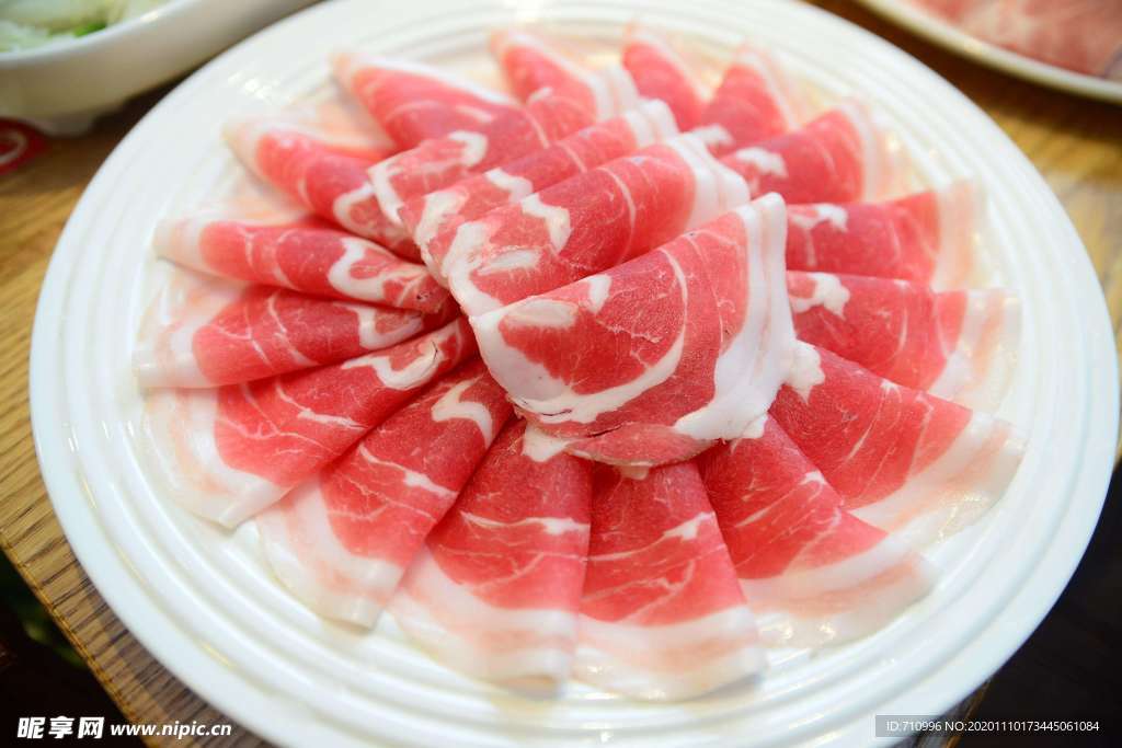 涮火锅新鲜羊肉卷