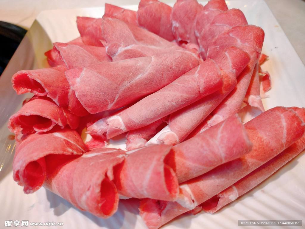 涮火锅新鲜羊肉卷