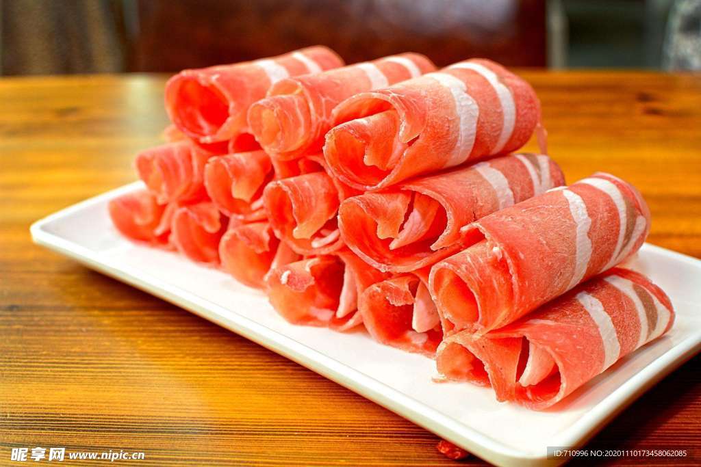 涮火锅新鲜羊肉卷