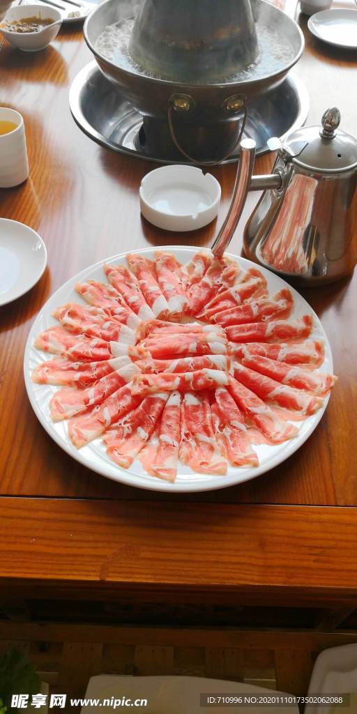 涮火锅新鲜羊肉卷