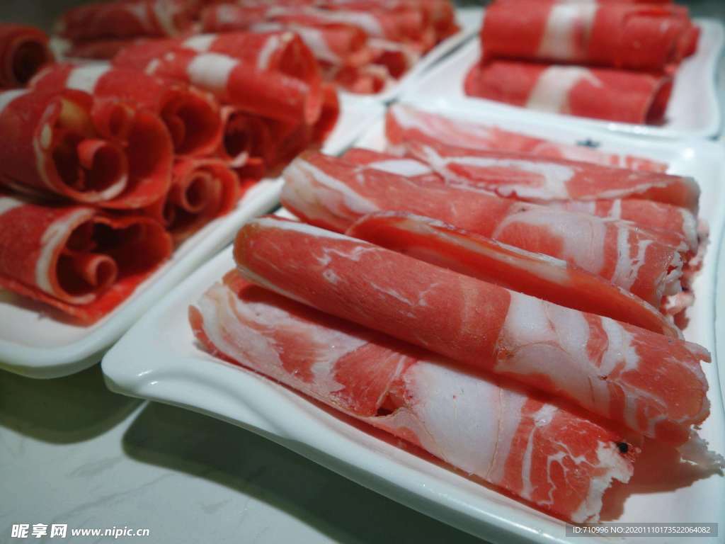 涮火锅新鲜羊肉卷