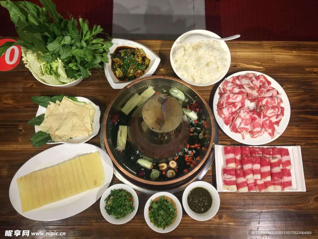 涮火锅新鲜羊肉卷