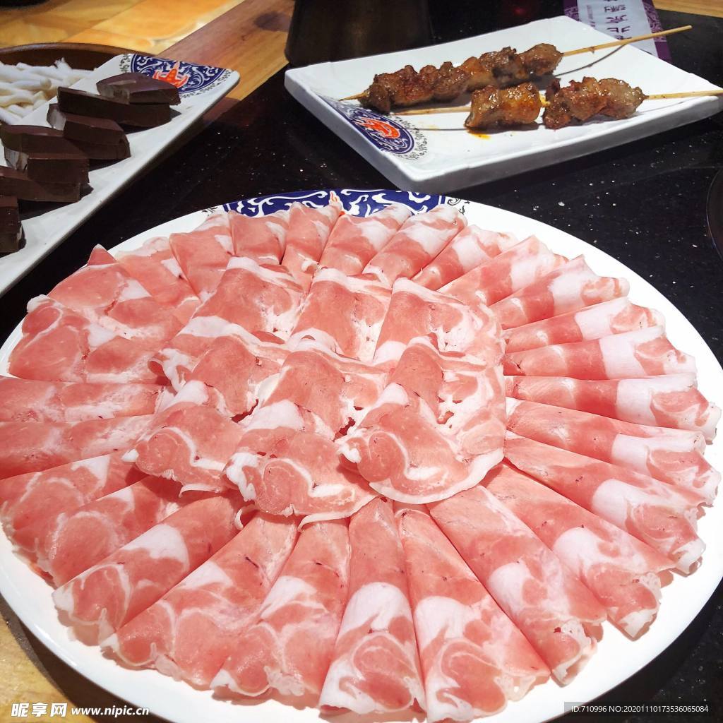 涮火锅新鲜羊肉卷