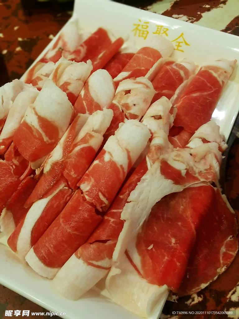 涮火锅新鲜羊肉卷