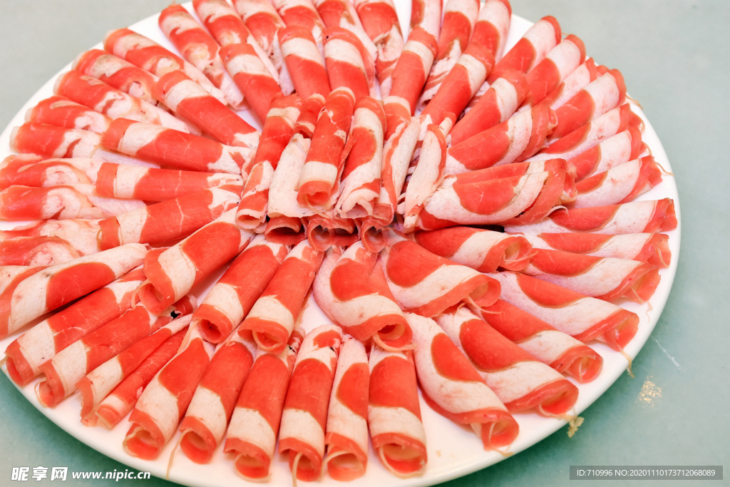 涮火锅新鲜羊肉卷