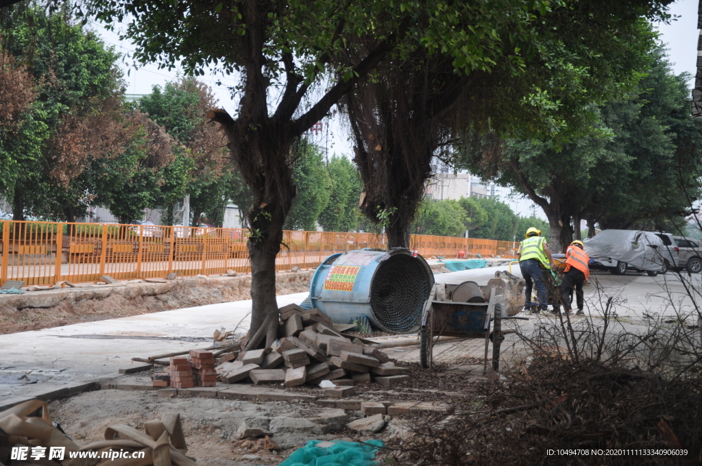 市政道路改造工地护栏现场挖机