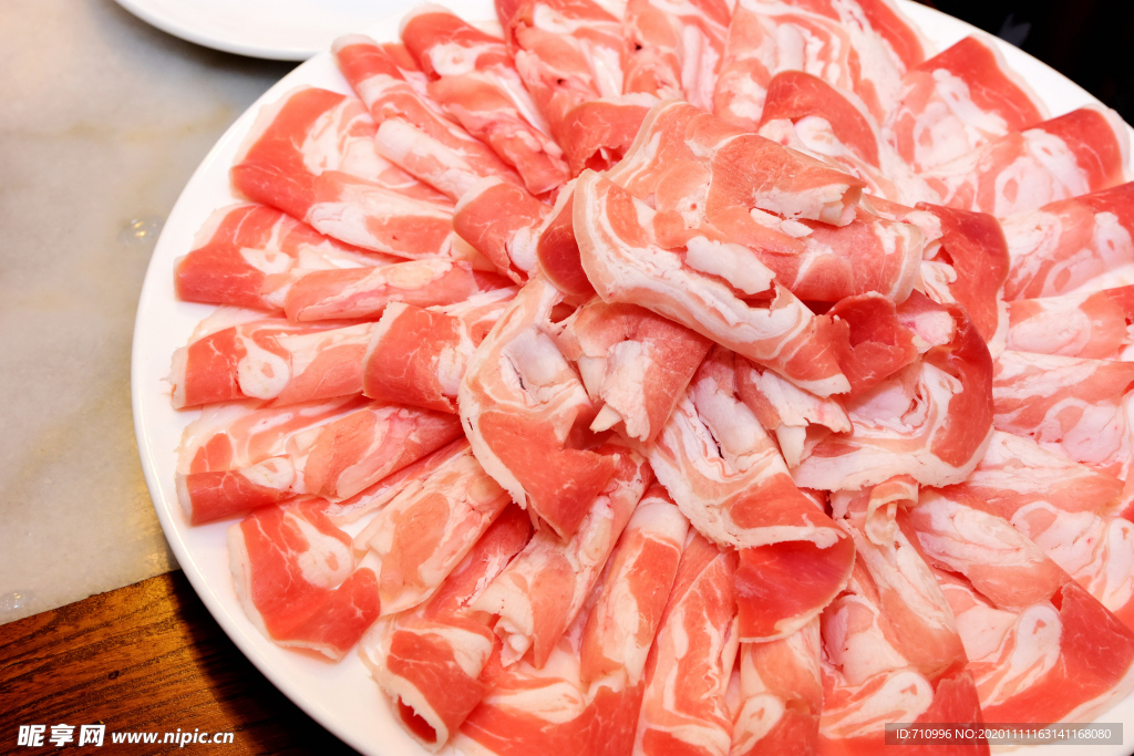 涮火锅新鲜羊肉卷