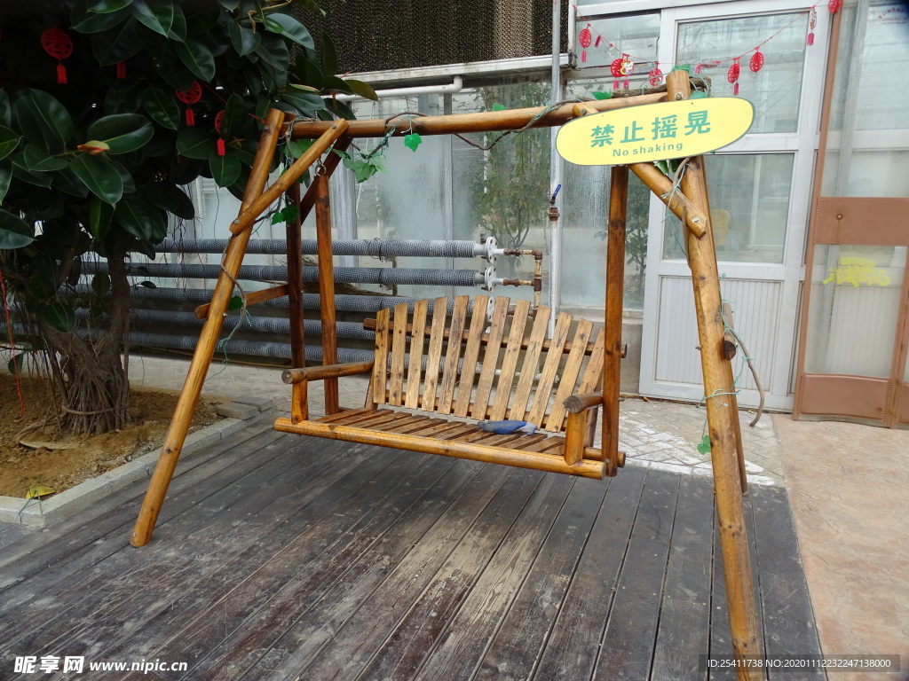 木制荡秋千