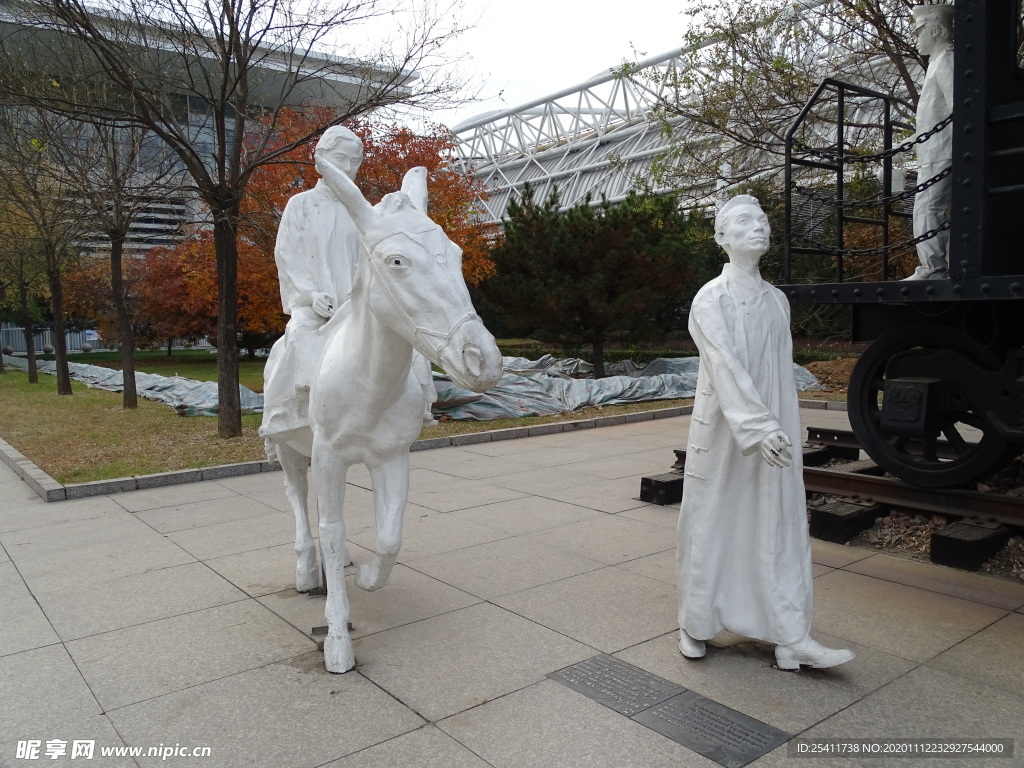 民国白色人物雕塑