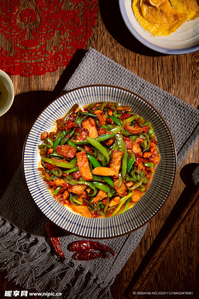 尖椒炒肉美食食材背景海报素材