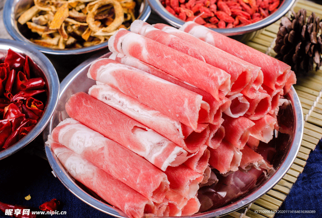 涮火锅新鲜羊肉卷