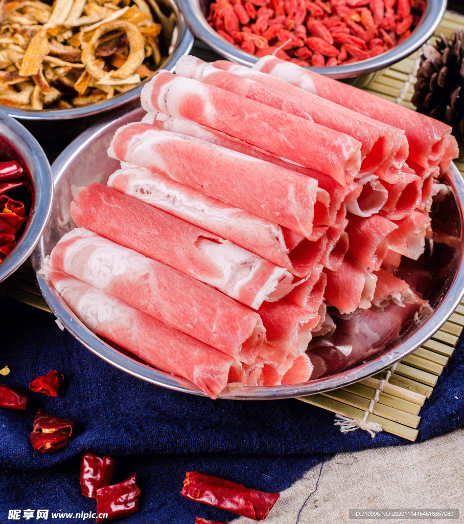 涮火锅新鲜羊肉卷